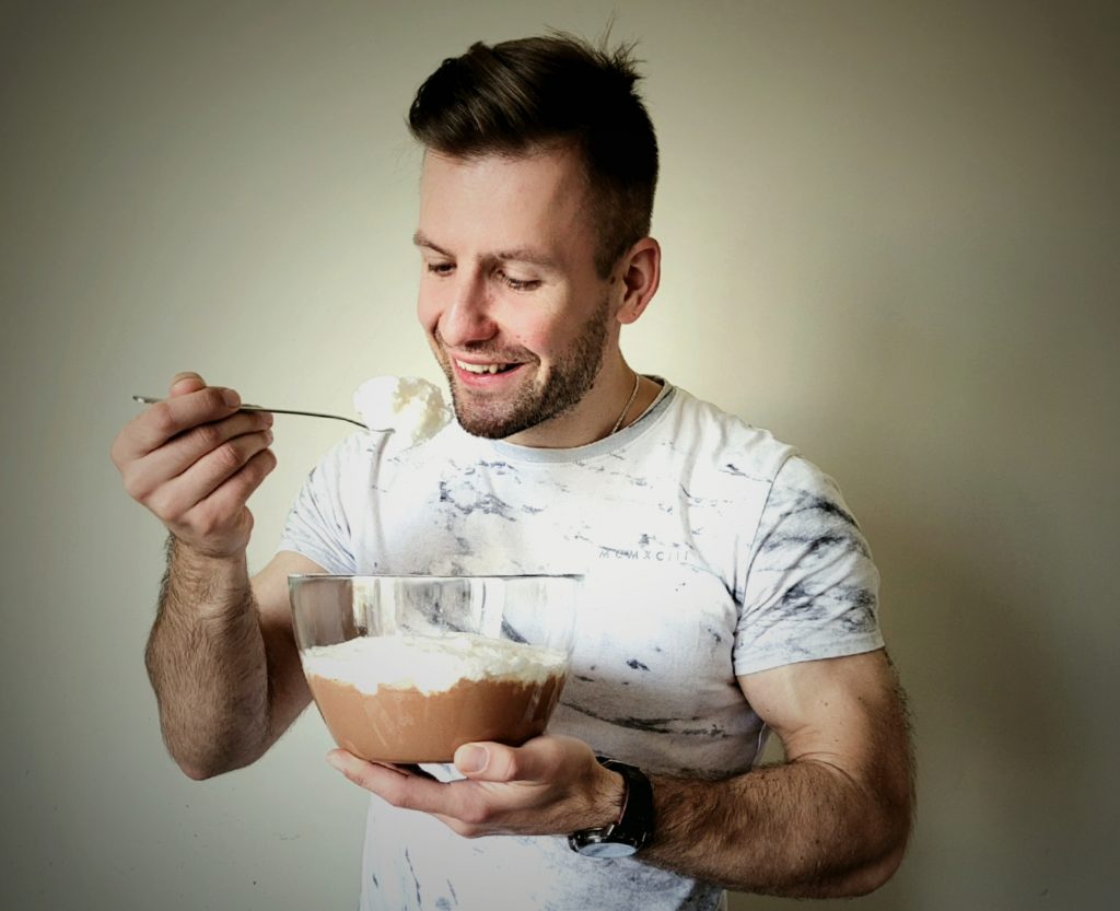 Dietetyk Jakub Wroński z deserem