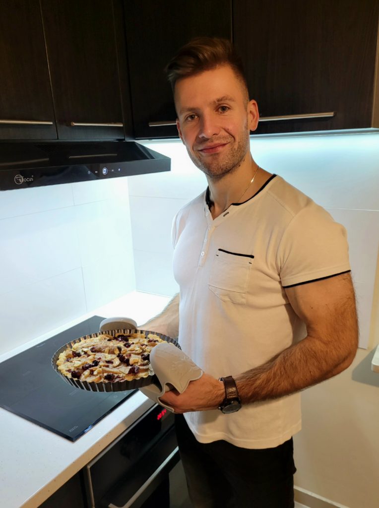 Dietetyk Jakub Wroński z tartą